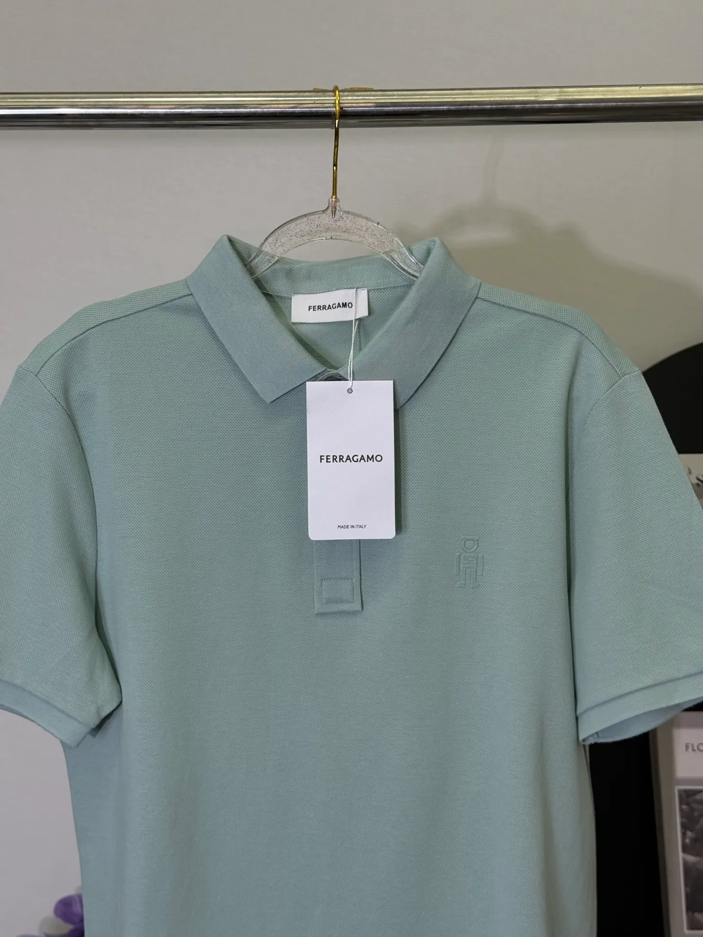💋 Ferragamo Light Green Robot Logo Polo Shirt puts the avant-garde taste of Italian elegance into this gentle Light Green Polo. The low-key robot logo of the same color on the chest is matched with exquisite brand buttons. The soft Light Green background color is not obvious, but can be recognized by knowledgeable people at a glance. It is a tasteful choice for mature men. We select high-count mercerized pearl cotton, which is draped and wrinkle-resistant. The upper body has a neat and loose feeling. It has a slightly loose fit and is not picky about your figure. It can be easily held in business commuting and light formal occasions. A Light Green Polo can keep you fresh and decent in all spring and summer occasions. M-3XL